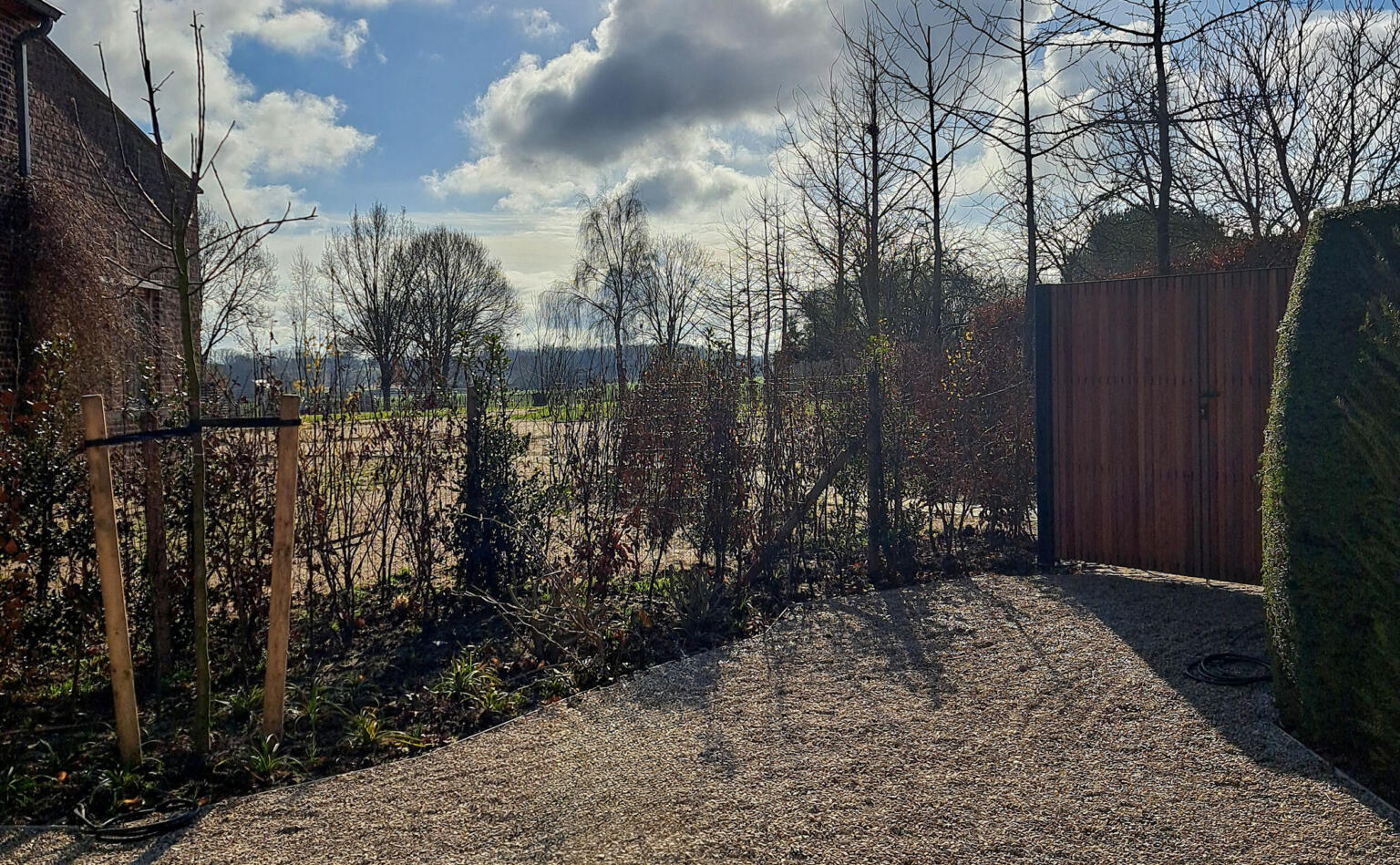 Greenarchitects laarne herne natuurlijke tuin met bloeirijk grasland en bijgebouw 56