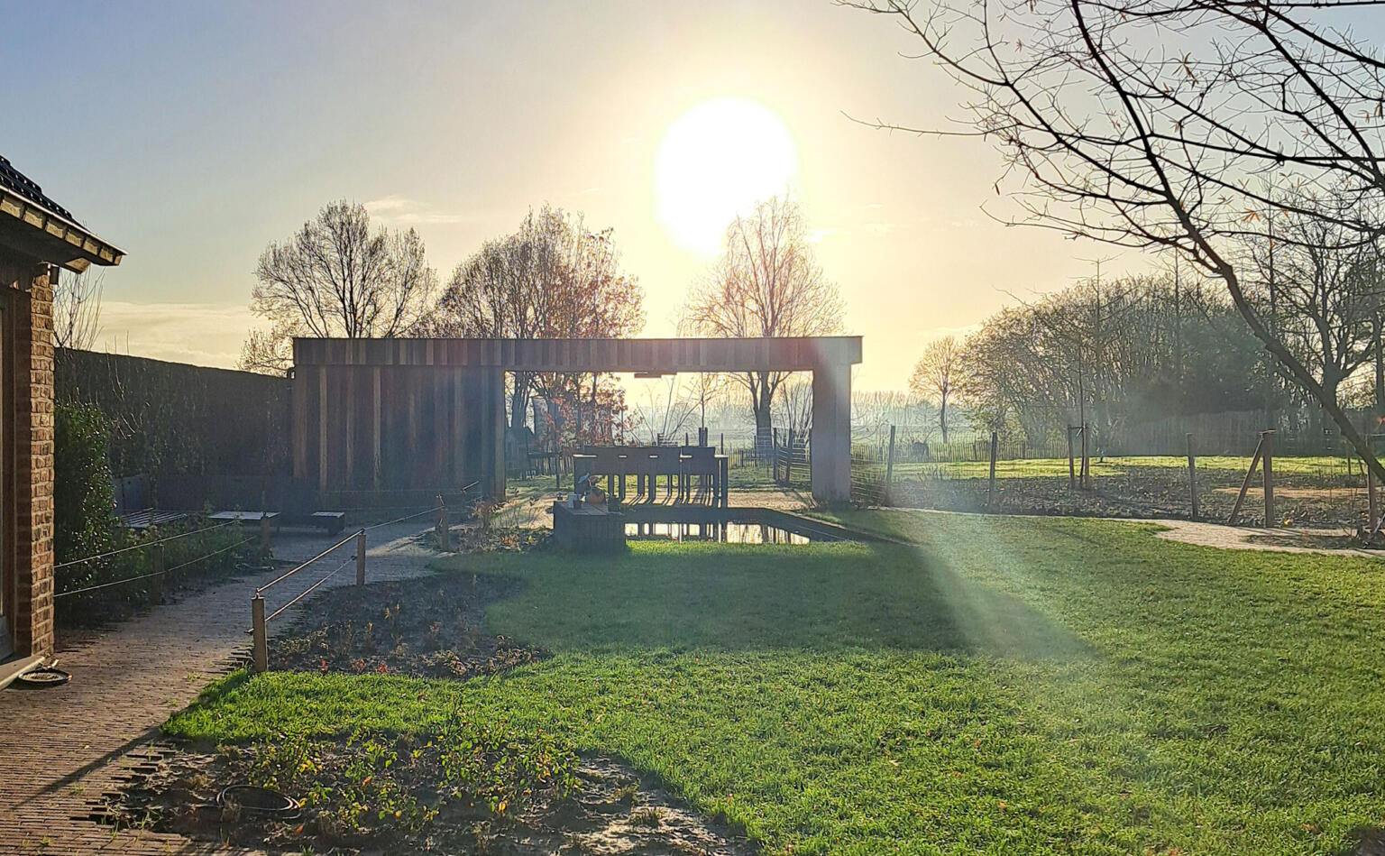 Greenarchitects laarne herne natuurlijke tuin met bloeirijk grasland en bijgebouw 57