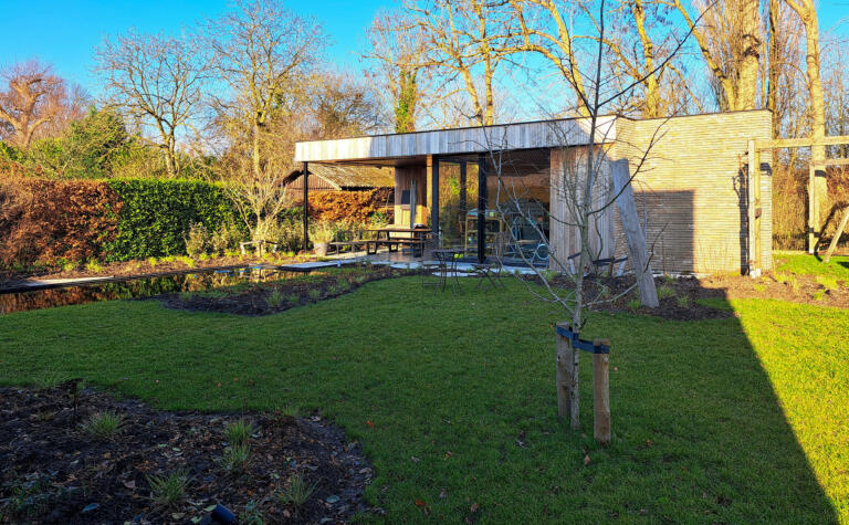 Greenarchitects stefaan willems landschapsarchitect melle modern bijgebouw glazenwand gepolierde beton zwemvijver filterbak buro basiel 51