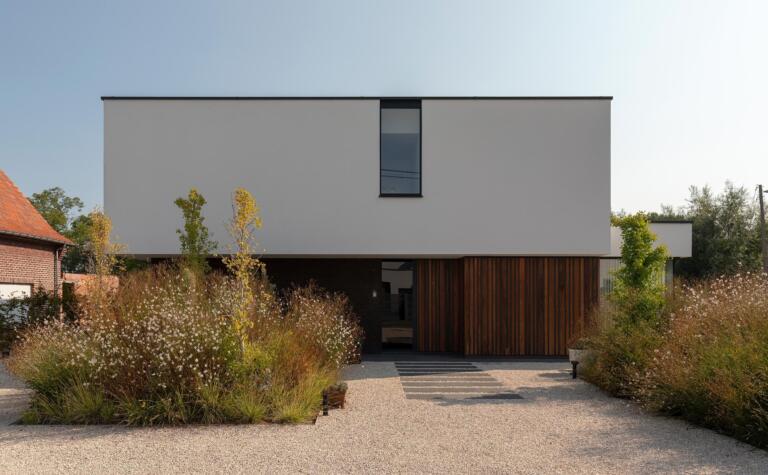 Greenarchitects stefaan willems landschapsarchitect ninove moderne woning voortuin oprit grind inkompad natuursteen taluds hoogstam ginkgo sesleria molinia gaura insectenlokkend 01