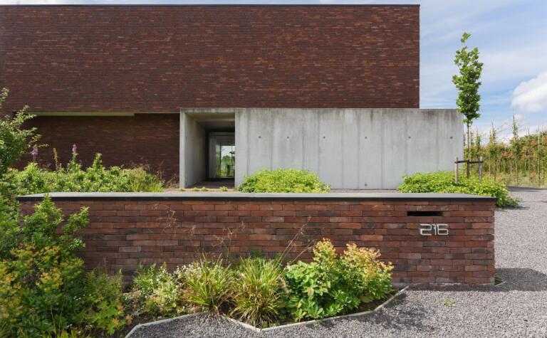 Greenarchitects stefaan willems tuinarchitect wetteren moderne woning soortenrijke voortuin gemetste brievenbus kleiklinker gevelsteen vande moortel euphorbia hedera digitalis carex 01