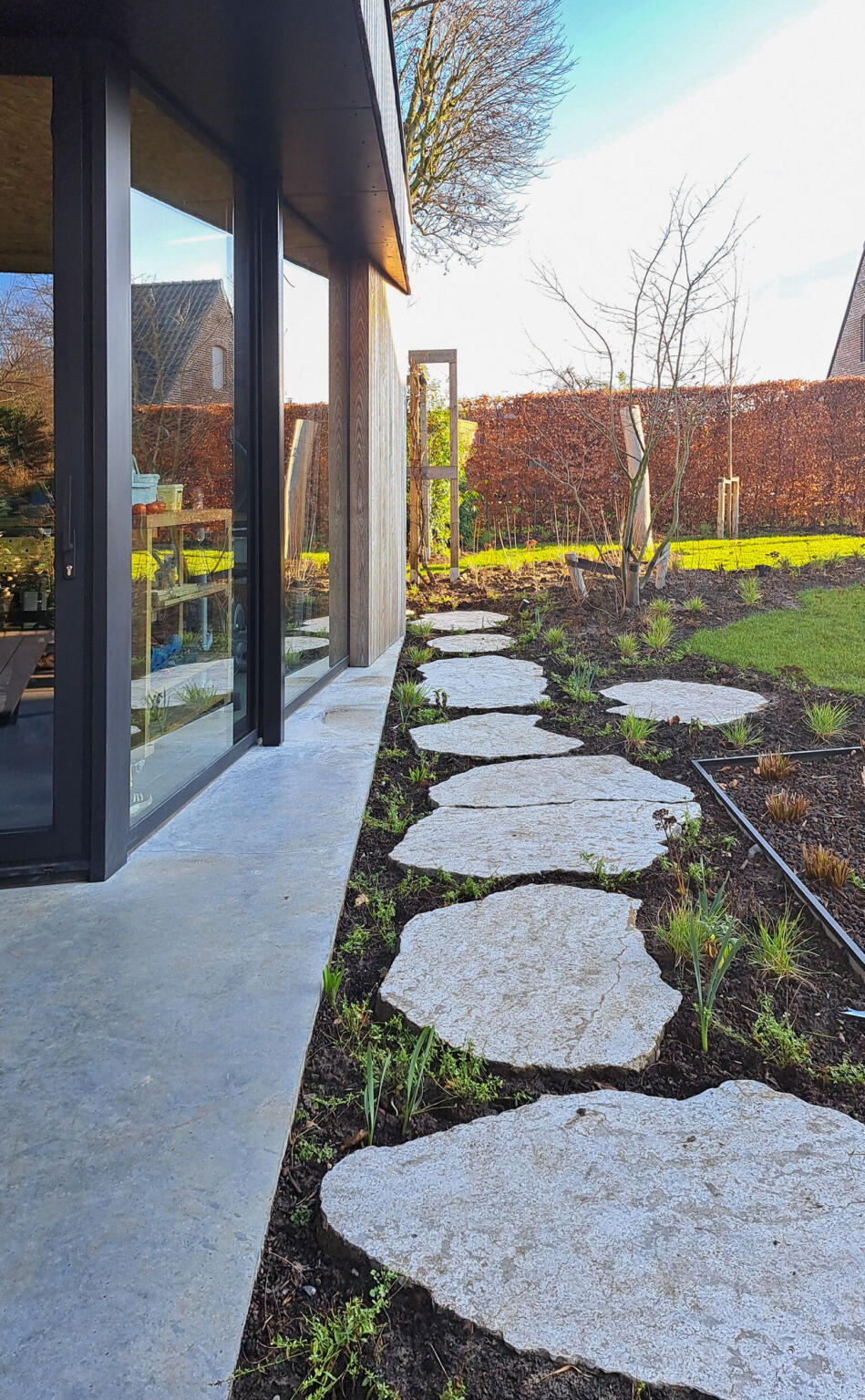 Greenarchitects stefaan willems landschapsarchitect melle modern bijgebouw glazenwand gepolierde beton zwemvijver filterbak buro basiel 52