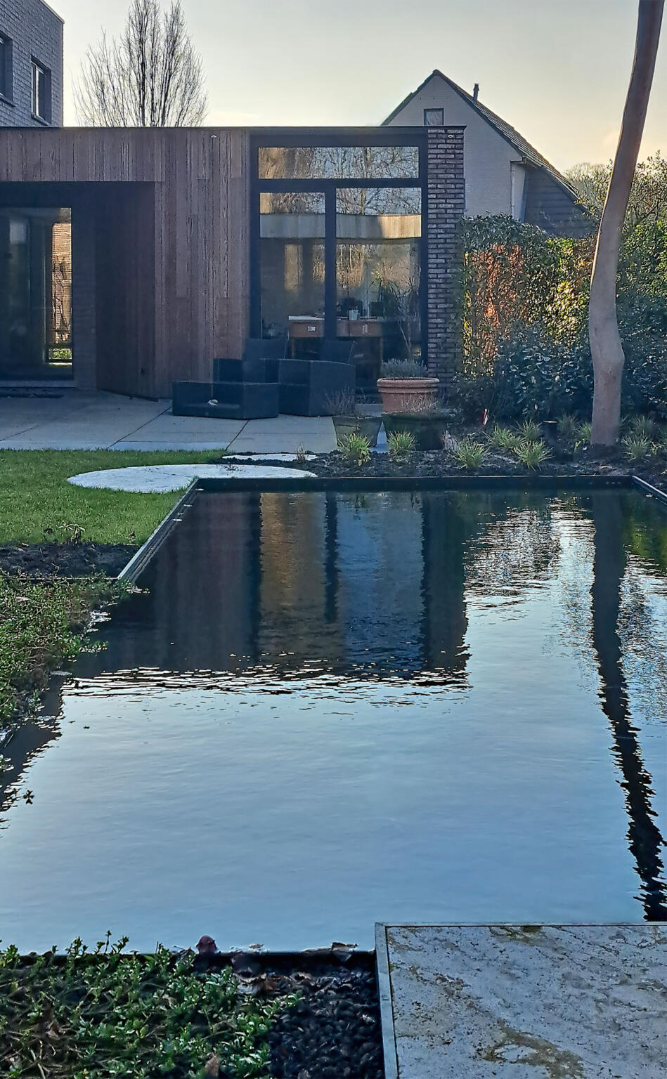 Greenarchitects stefaan willems landschapsarchitect melle modern bijgebouw glazenwand gepolierde beton zwemvijver filterbak buro basiel 54