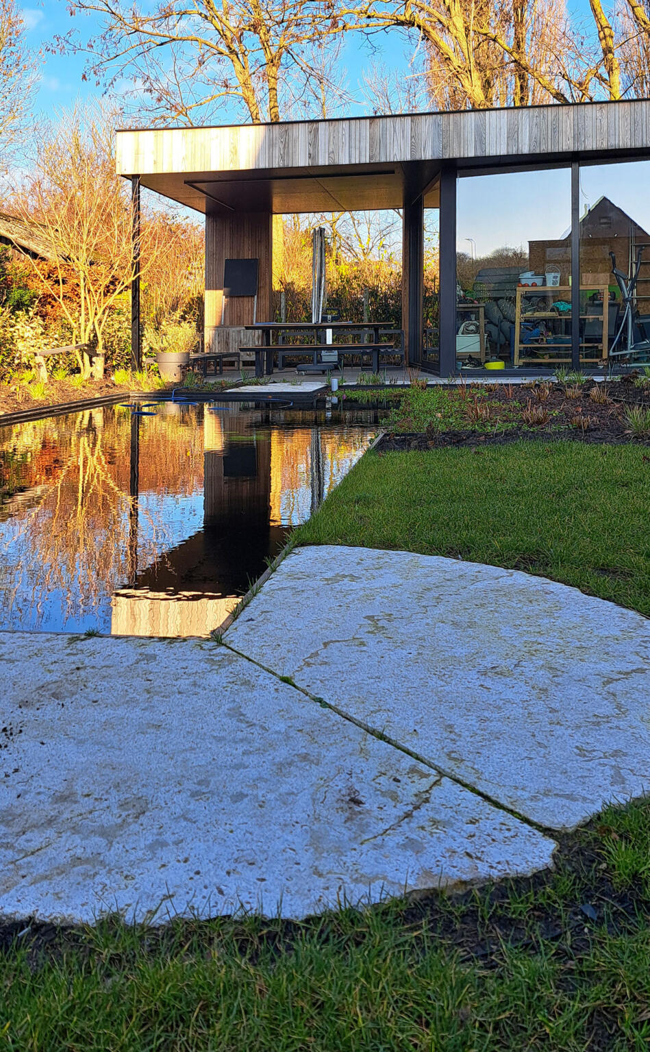 Greenarchitects stefaan willems landschapsarchitect melle modern bijgebouw glazenwand gepolierde beton zwemvijver filterbak buro basiel 56