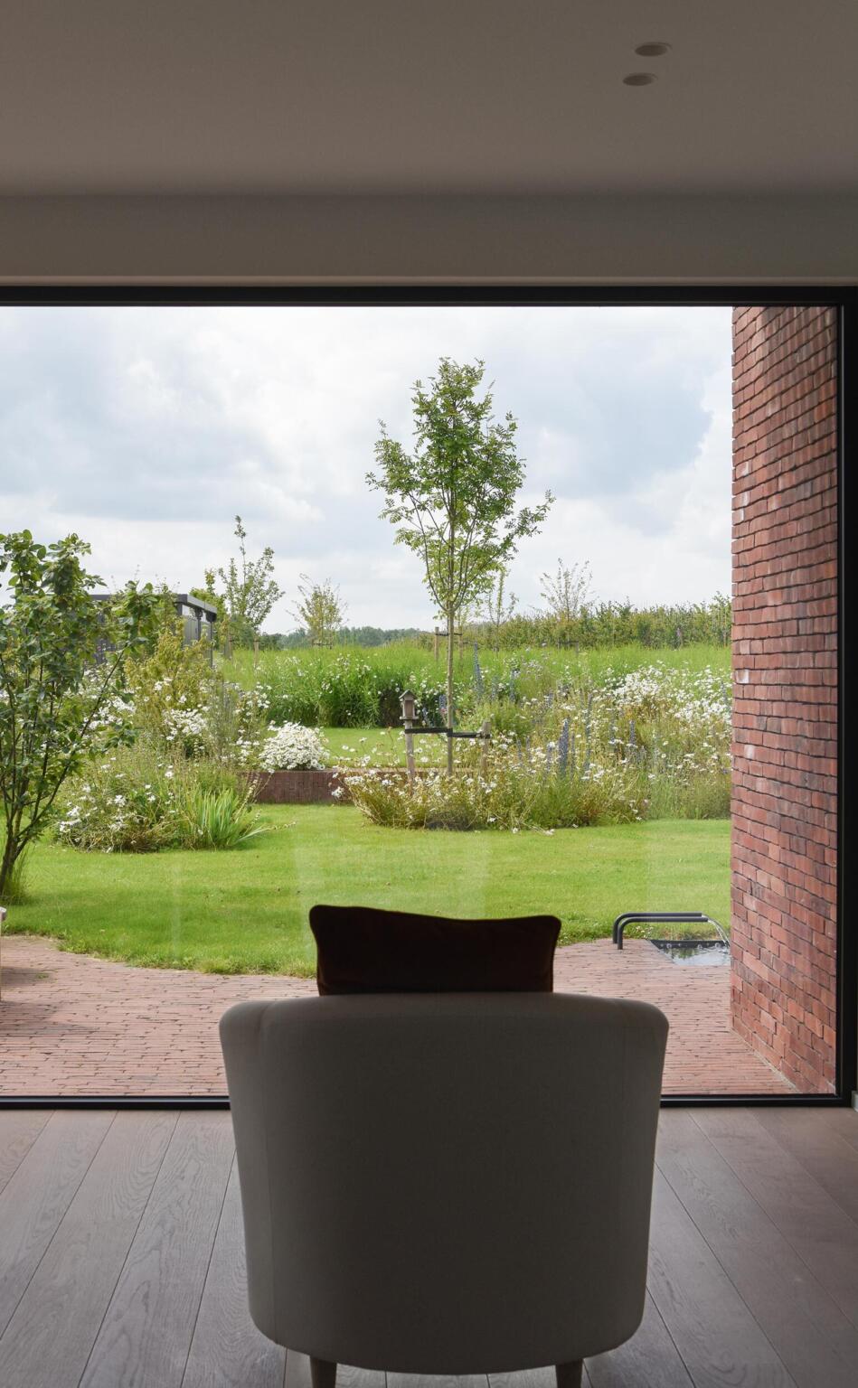 Greenarchitects stefaan willems tuinarchitect wetteren keerwand zitbank kleiklinker taluds relief hoogstam boom kalimeris bloemrijk grasland 02