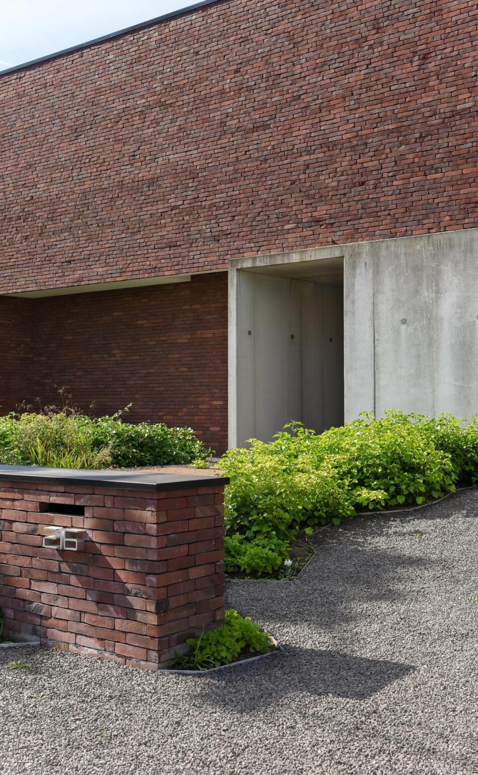 Greenarchitects stefaan willems tuinarchitect wetteren moderne woning soortenrijke voortuin gemetste brievenbus kleiklinker gevelsteen vande moortel euphorbia hedera digitalis carex 02