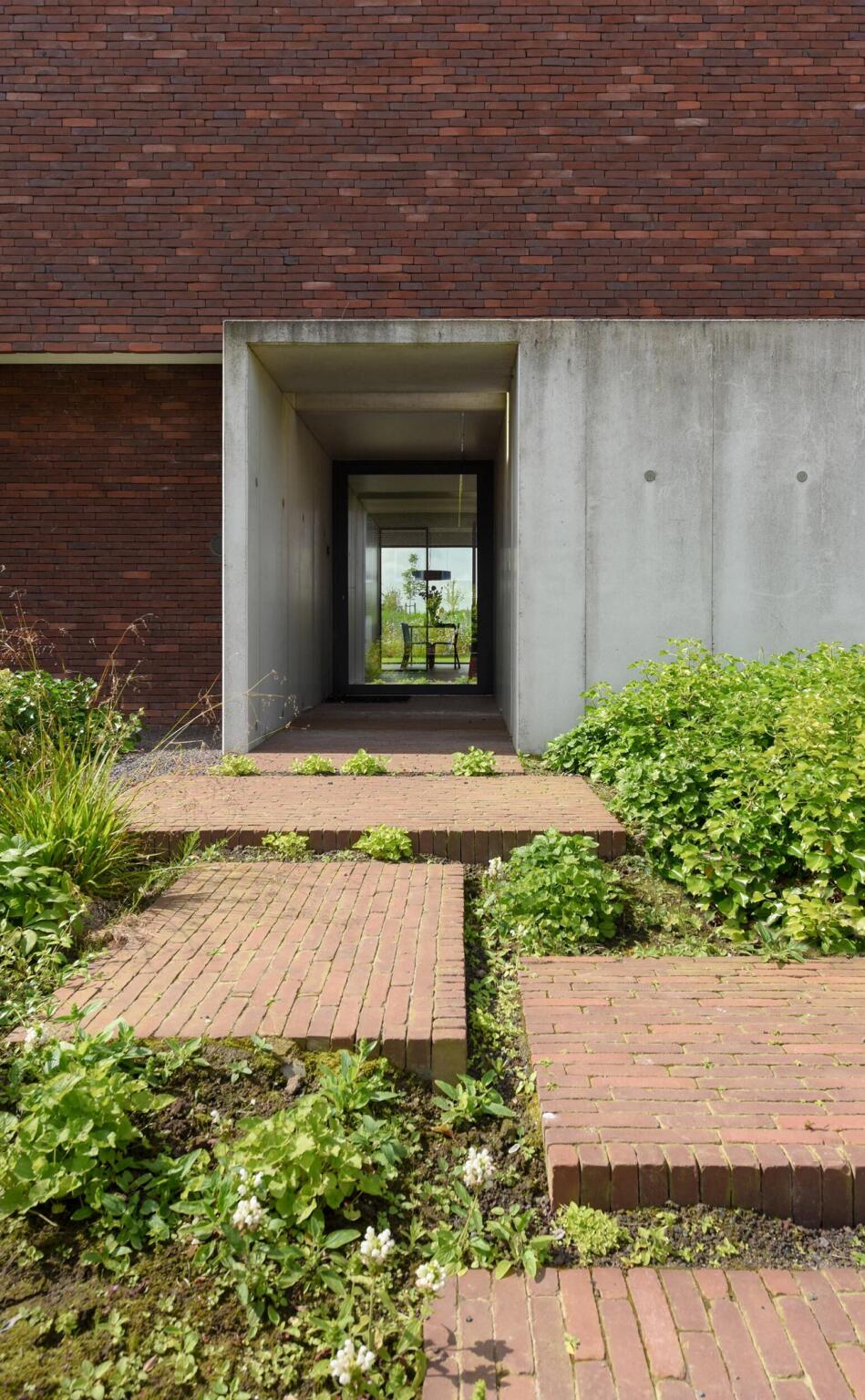 Greenarchitects stefaan willems tuinarchitect wetteren moderne woning soortenrijke voortuin kleiklinker gevelsteen vande moortel euphorbia hedera carex 01